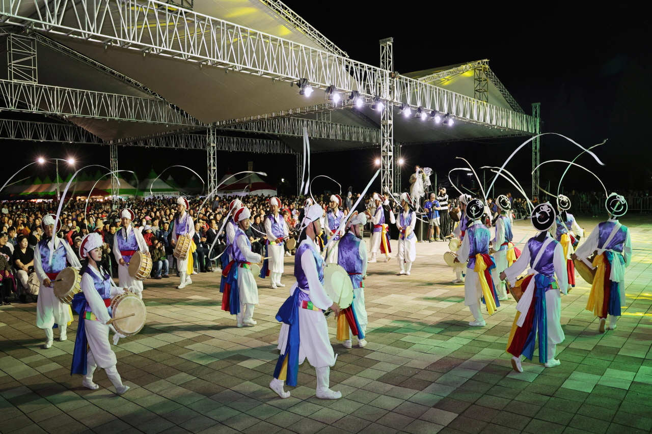 폐막식 흥겨운 공연