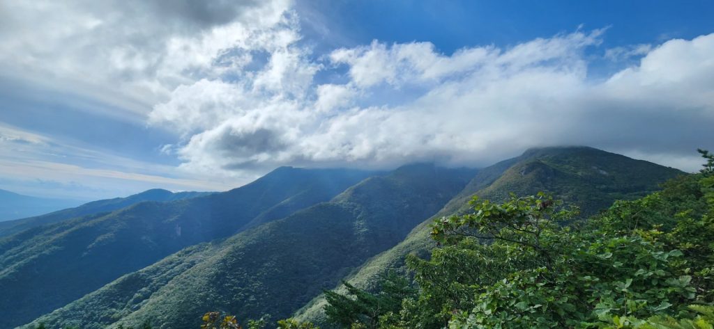 간월공룡능선에서 내려다본 신불공룡능선 사진:배건일, 경기남부뉴스