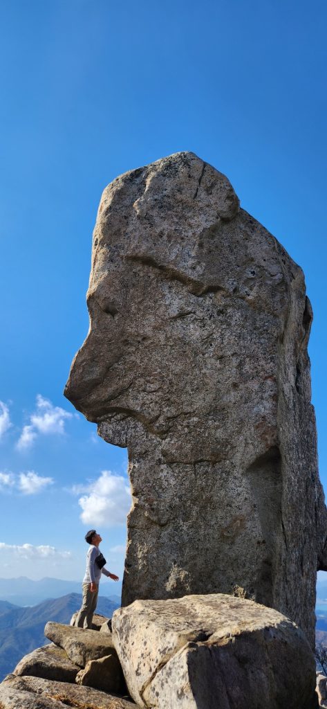 진중붕 얼굴바위 밑에서 위를 보니 한없이 작은 내모습 사진: 배건일, 경기남부뉴스