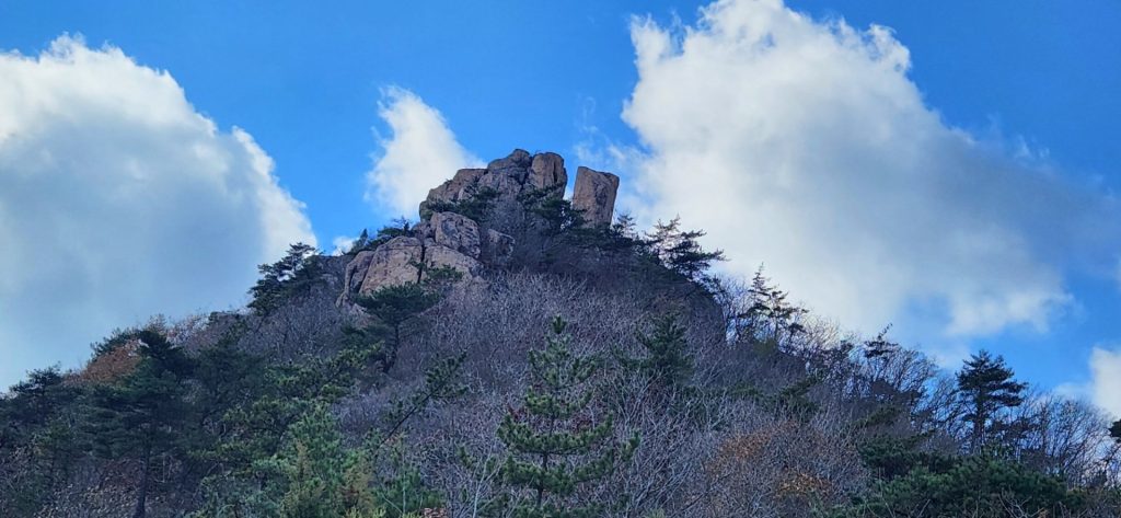 천관산 곳곳에 자리잡은 암봉들이 다양한 모습을 이루고 있다. 사진: 배건일, 경기남부뉴스