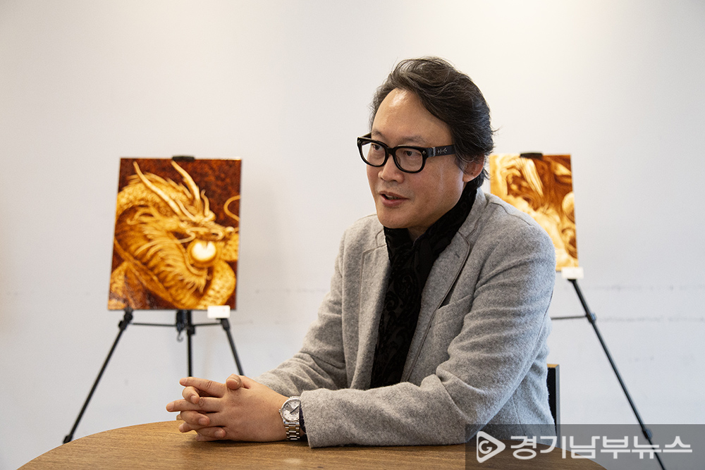 시계디자이너이자 커피그림 아티스트인 조성섭 작가와 인터뷰. 16일 경기남부뉴스
