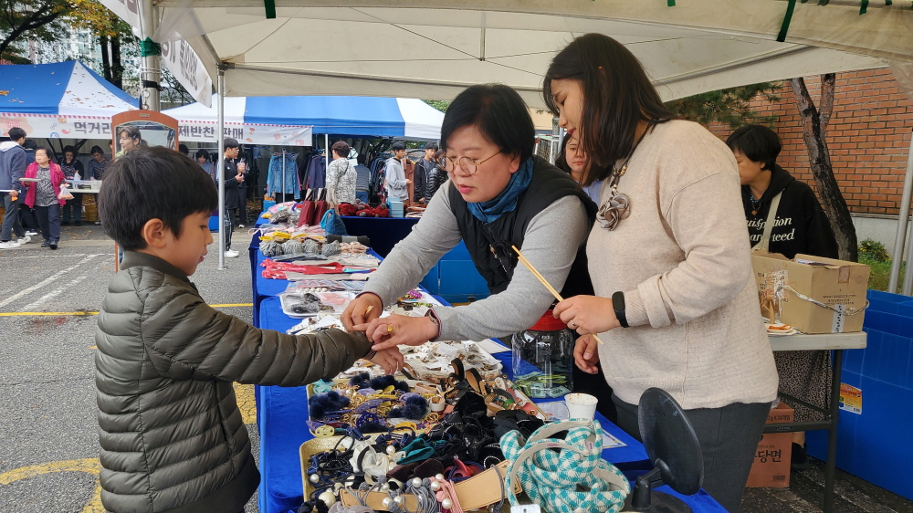 지역주민과 다문화가족이 바자회에 참석해 물품을 고르고 있다.