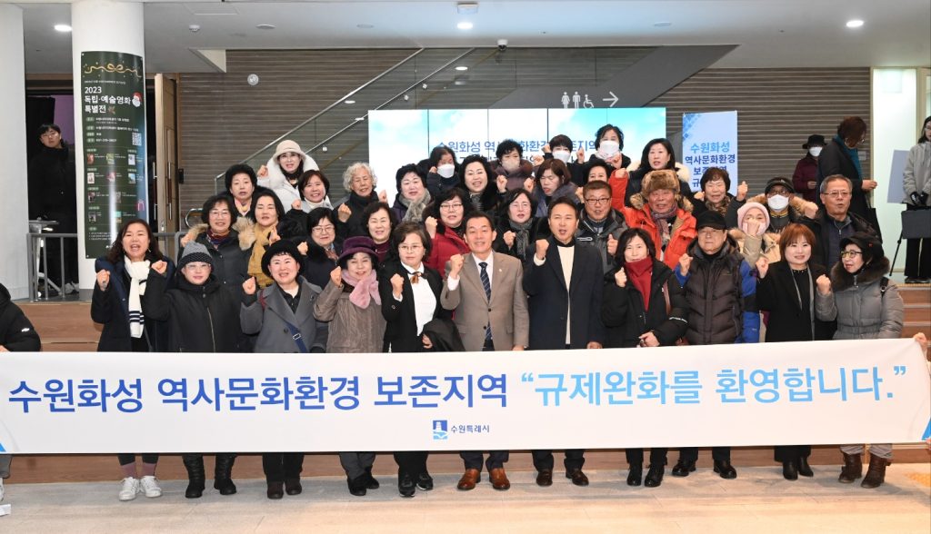 이재준 시장이 수원화성 인근 지역 주민들과 함께하고 있다.