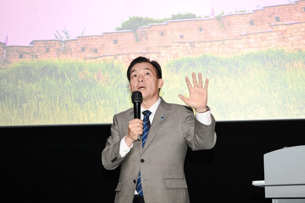 이재준 수원시장이 규제 완화 내용을 설명하고 있다.