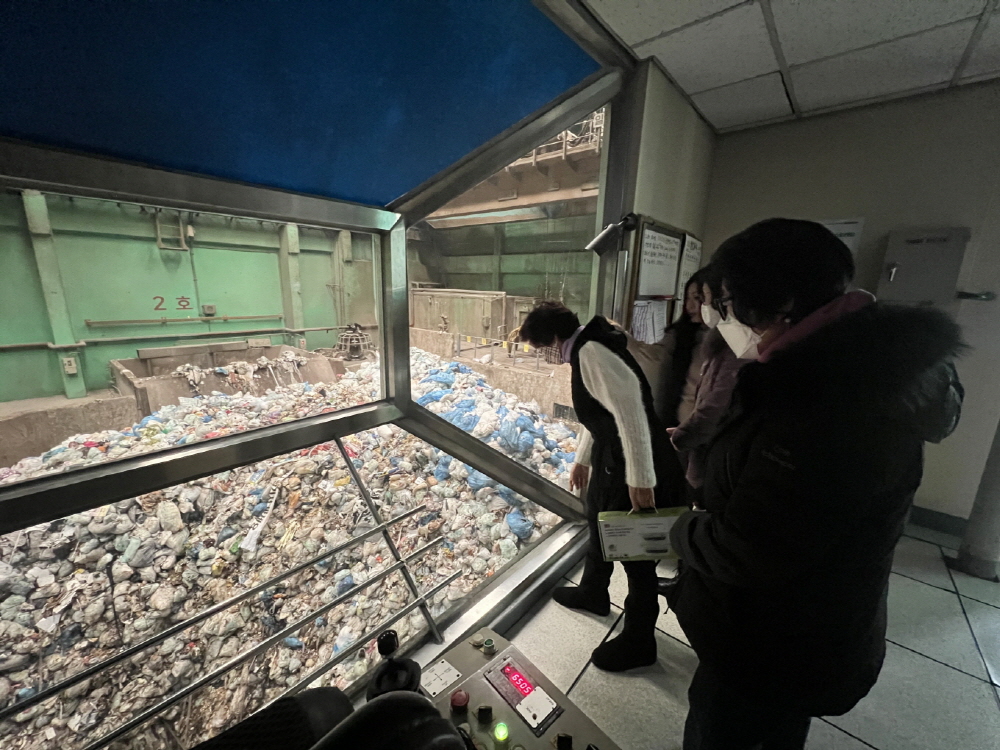 장협의회 통장 및 단체원 등 지역주민 10명과 함께 영통구에 위치한 수원시 자원회수시설을 견학하고 있다.