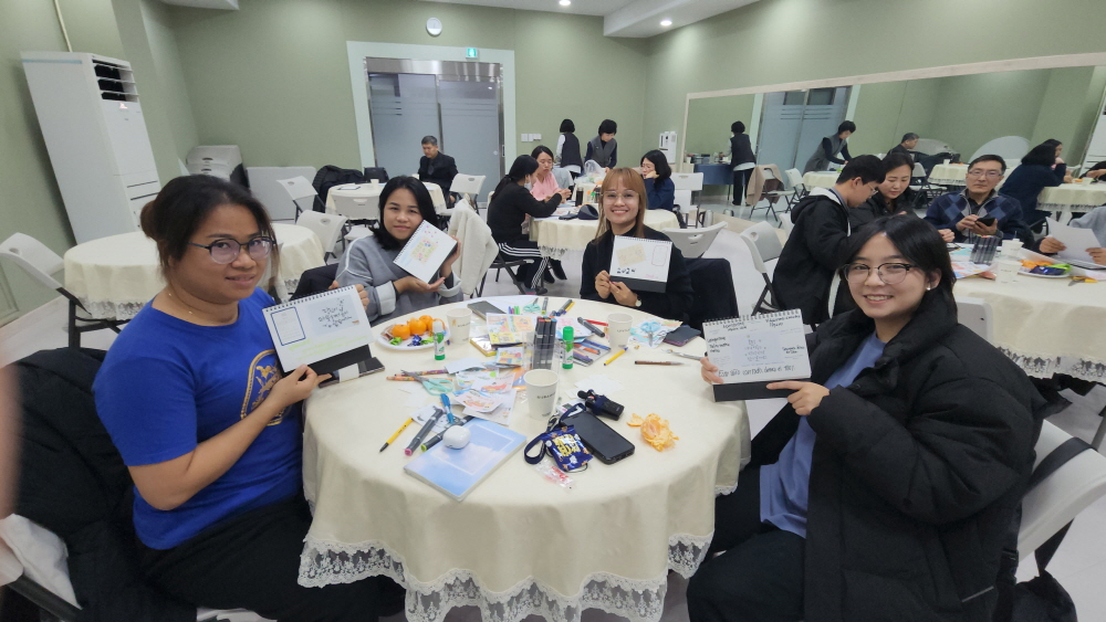 내년 한 해의 소망을 담은 ‘나만의 달력 만들기’ 프로그램을 진행하며 즐거워하는 다문화 참석자들