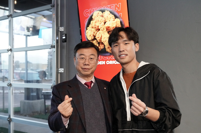 성남 출신의 오로라시 BBQ 매장의 박주형 사장과 신상진 성남시장