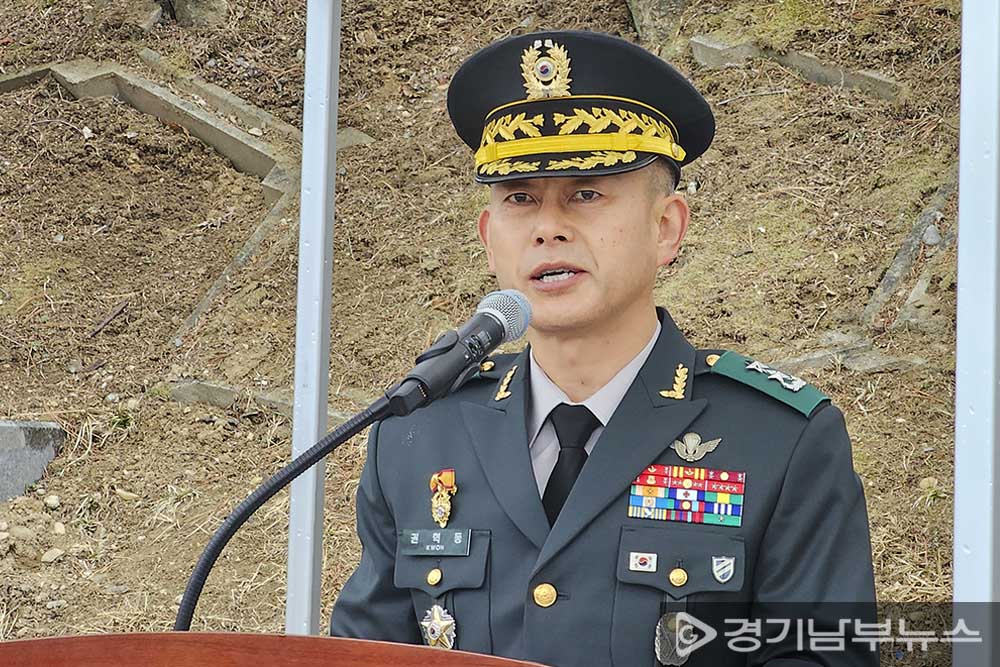 기념사를 하는 권혁동 11기동사단장(소장)