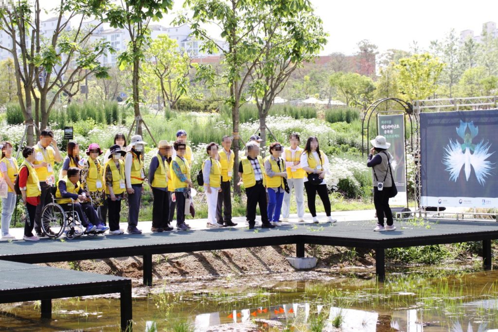 일월수목원을 찾은 관람객들.