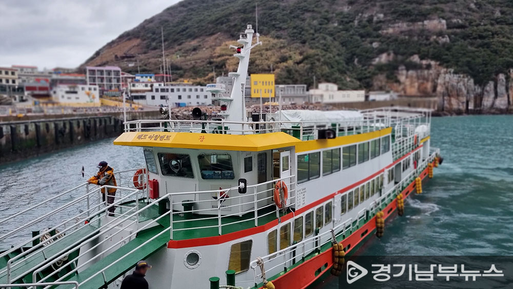 목포연한여객선터미널에서 출항한 배는 2시간30분 후 전라남도 신안군 홍도에 도착했다. 2024.2.23 경기남부뉴스