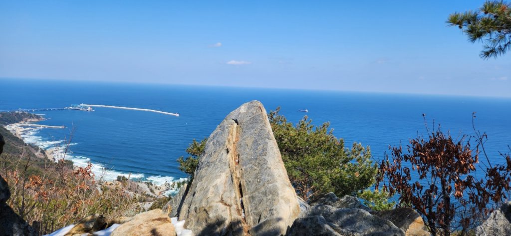 괘방산에서 바라본 동해바다 사진:배건일, 경기남부뉴스