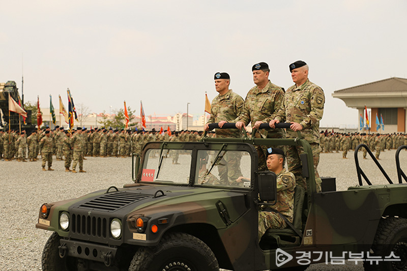 주빈단인 라캐머라 주한미군사령부사령관, 벌러슨 이임 미8군사령관, 라니브 신임 미8군사령관 (캠프 험프리스, 사진: 경기남부뉴스)