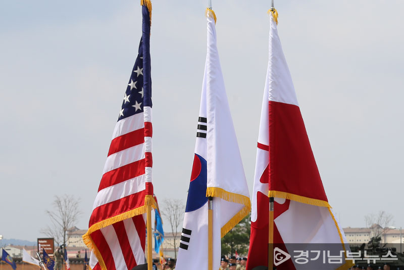 미8군사령관 이취임식에서 연병장을 행진하는 깃발들 (캠프 험프리스, 사진: 경기남부뉴스)