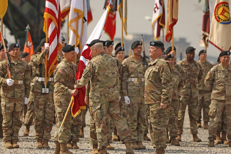 부대기를 이양받는 (왼쪽)신임 크리스토퍼 C. 라니브 미8군사령관 (캠프 험프리스, 사진: Joel Salgado하사)