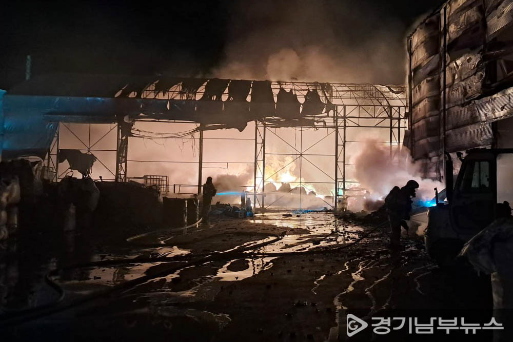 경기도소방재난본부는 경기도 화성시 마도면 자원순환시설에서 화재 발생, 신속한 대피로 인명피해는 없었고 1개동 천막조가 불에 탔다고 15일 밝혔다.