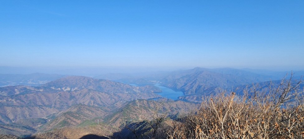 사명산 정상에서 바라본 풍경 사진: 배건일, 경기남부뉴스