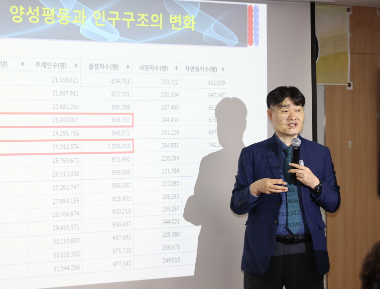 경기도의회, 고위직(도의원 및 사무처장) 대상 ‘4대 폭력 예방교육(성폭력·성희롱·성매매·가정폭력) 특강 강사로 나선 염건령 한국범죄학연구소 소장