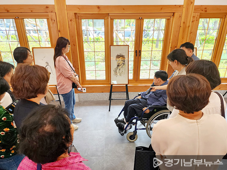 찾아오는 관람객에게 매시간 작품을 설명한 최웅렬 화백