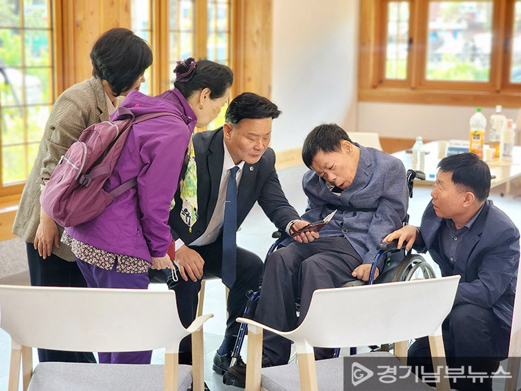 3일째 마지막날 최웅렬 화백의 건강을 살피며 예정시간보다 조금 일찍 초대전을 마무리 했을때 두명의 관람객이 전시실을 찾았다. 최종현 도의원과 한 시민. 이들을 반갑게 맞이한 화백은 휴대폰에 담긴 그림을 펴고 수원에서 마지막 작품 설명을 했다. 이후에도 다녀가셨을 시민께 죄송한 마음을 전하며 다음을 기약해 본다. (2024.5.1)