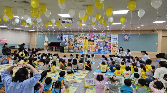 지난 10일 열린 어린이 인형극 튼튼마을 씨름왕 따봉이