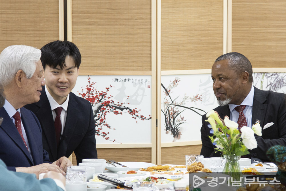 살로스 칠리마 말라위 부통령과 국제청소년연합(IYF) 설립자 박옥수 목사