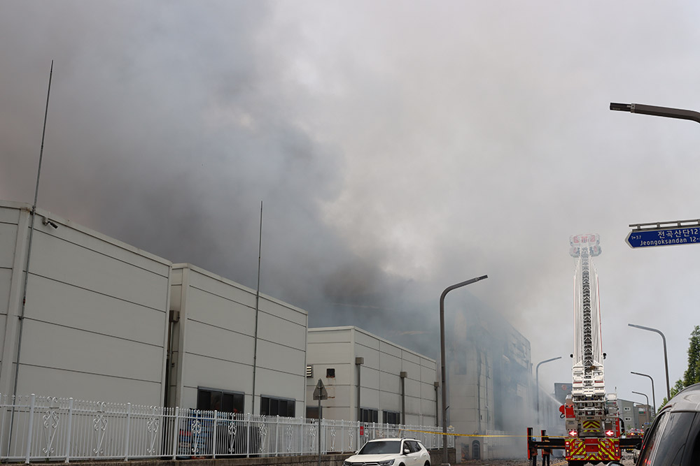 24일 오전 10시 31분 화성시 서신면 소재 일차전지 업체에 불이 났다. 이 사고로 총 30명의 사상자가 발생했다. 사망 22명, 중상 2명, 경상 6명이며 실종자 1명(미포함)은 수색 중이다. 경기소방재난본부장 24일 오후 8시 발표에 따르면 사망자 국적은 한국인 2명, 중국인 18명, 라오스 1명, 미상 1명이다.