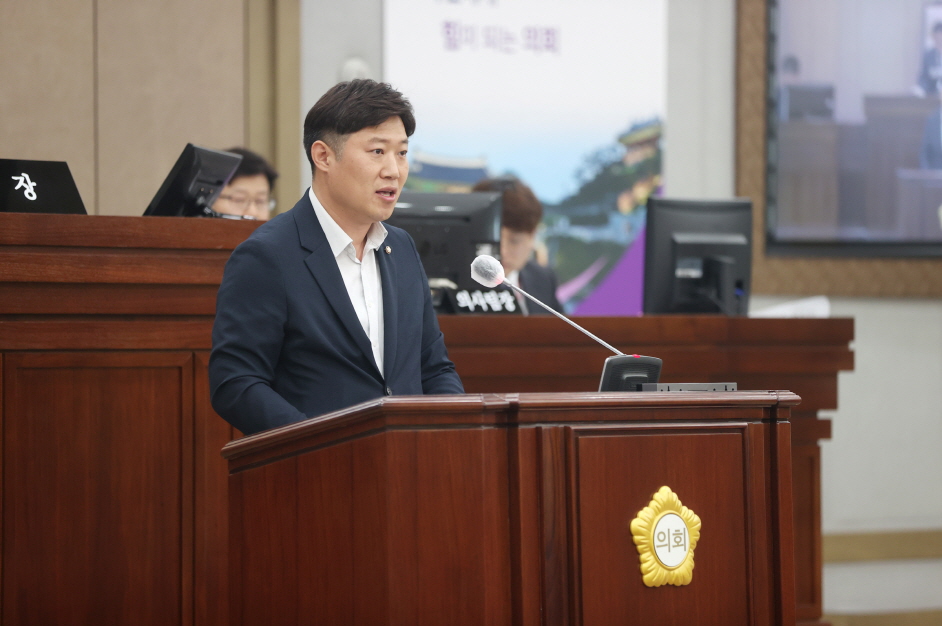 수원특례시의회 김동은 의원이 소아청소년 응급의료체계의 현실에 대해 발언을 하고 있다.