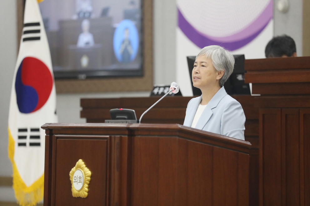 제382회 정례회 제2차 본회의 5분 자유발언대에 올라 “국가보훈대상자 예우 및 지원 강화” 촉구 발언를 하고 있는 윤경선 의원