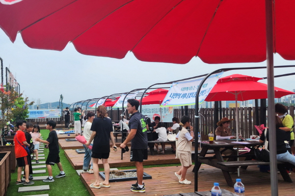 정왕시장 옥상 라온마루는 시민 휴식 공간으로 자리잡았다.