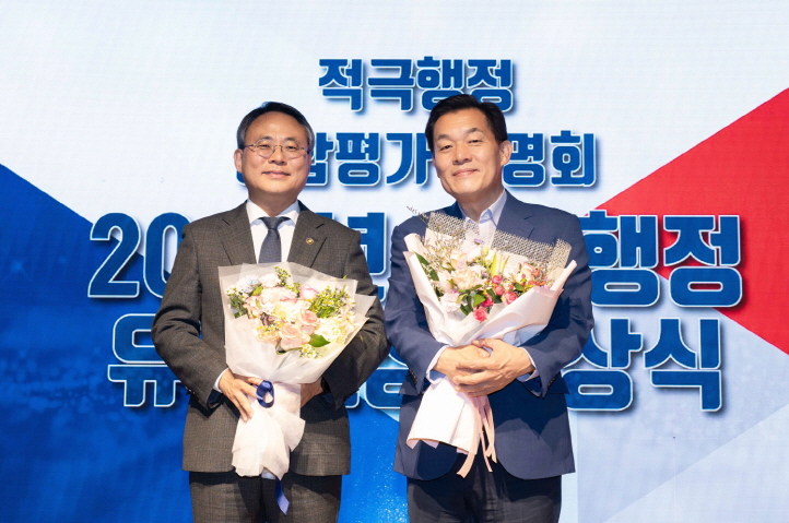 이재준 수원시장(오른쪽)이 수상 후 고기동 행정안전부 차관과 함께하고 있다.