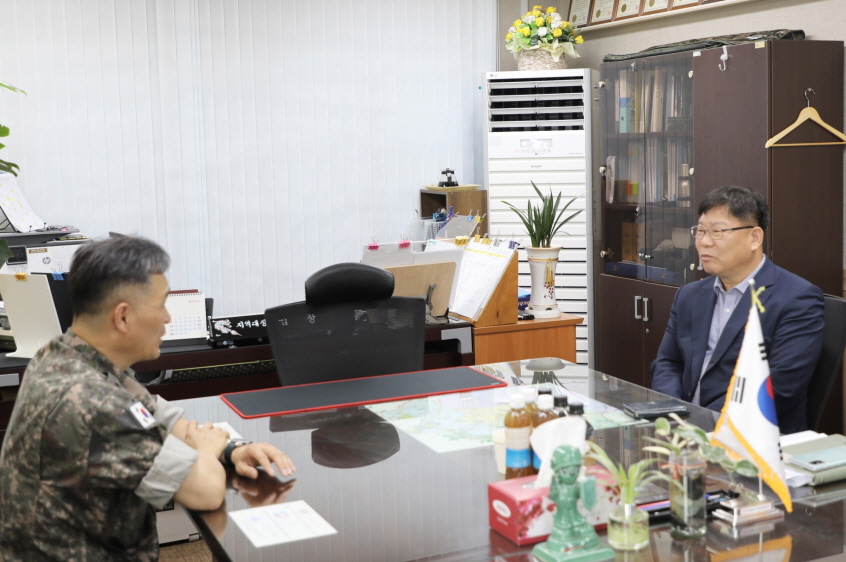 이상균 팔달구청장, 팔달구 예비군지역대를 방문해 덕담을 나누고, 관내 주요 현안에 대해 대화를 나누고 있다.