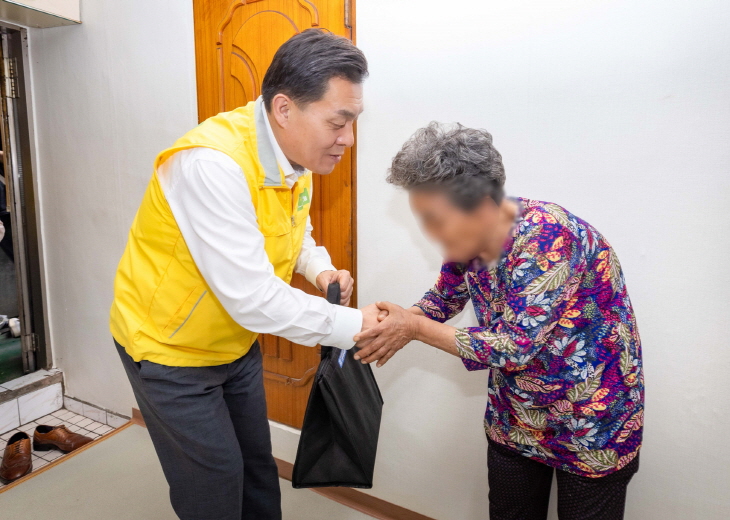 이재준 수원시장이 수원새빛돌봄 대상자에게 식사를 배달하고 있다.