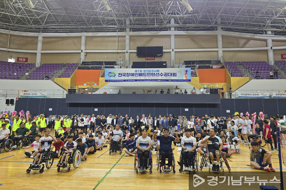 ‘제7회 경기도지사배 전국장애인배드민턴선수권대회’가 8월 2일(금)부터 4일(일)까지 안산상록수체육관에서 개최됐다. 사진은 3일(토) 개막식 전체촬영 모습