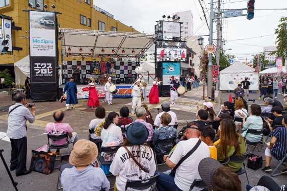 지난1~3일 아사히카와 교류협력35주년을 기념해 수원시가 파견한 대표단 중 공연단이 풍물공연을 선보이고 있다.