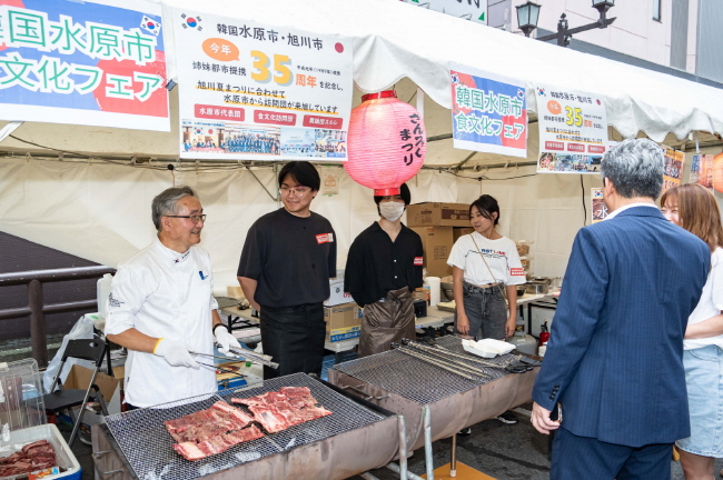 지난1~3일 아사히카와 교류협력35주년을 기념해 수원시가 파견한 대표단 중 조리사들이 수원의 음식을 알리고 있다.