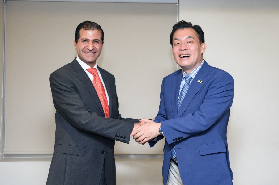 지난3월 자매결연25주년을 맞아 방문한 멕시코 톨루카시에서 이재준 수원시장과 후안 믹시세 나이메 톨루카 시장이 악수를 하고 있다.