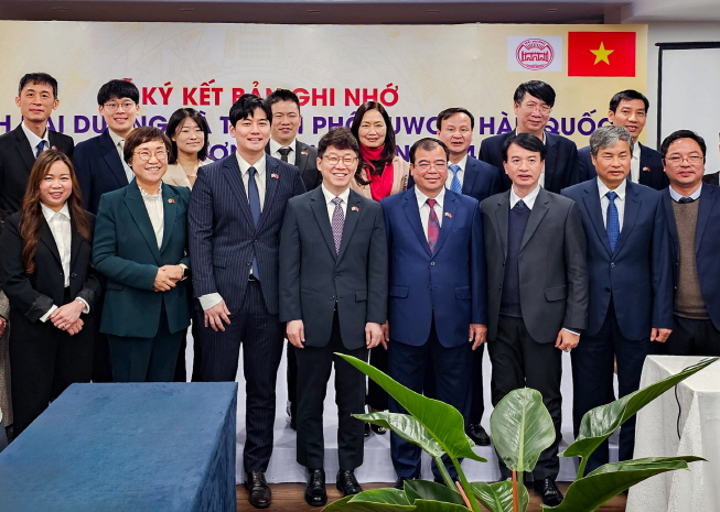 지난2월 자매결연20주년을 맞은 베트남 하이즈엉성을 방문한 수원시 대표단과 하이즈엉성 관계자들이 기념촬영을 하고 있다.