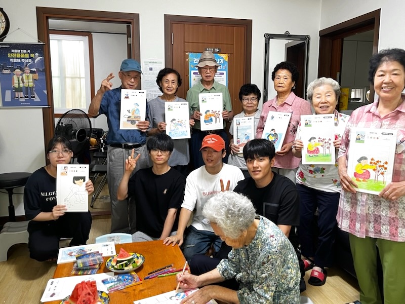 경로당 어르신들과 대학생 연합봉사단이 19일‘세대공감 프로젝트,맞춤형 교육을 실시하고 있다.