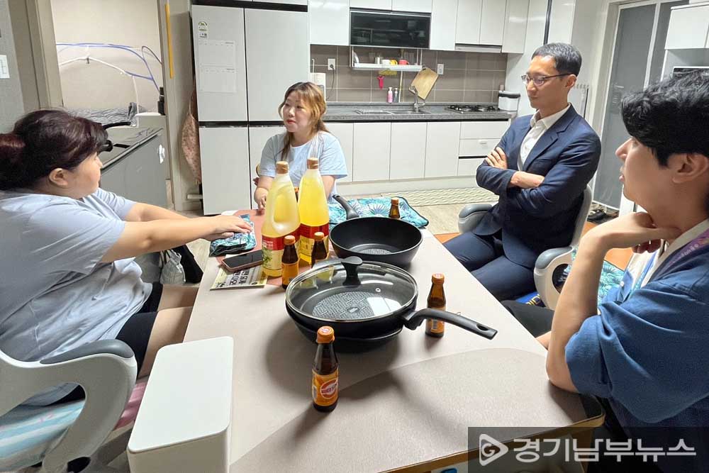 유경선 수원시다문화가족지원센터장과 권석원 애니매드 대표가 가정에 방문해 담소를 나누었다.. 사진: 수원시다문화가족지원센터