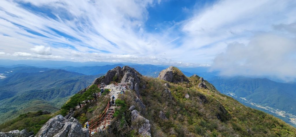 무척이나 아름다운 가을하늘과 가야산의 모습 사진: 배건일, 경기남부뉴스