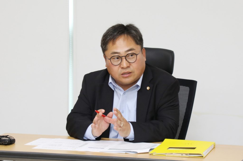 박현수 의원(국민의힘,평동,금곡동,호매실동)이 ‘농어민 기회소득 정책간담회’에참석해 발언을 하고 있다.