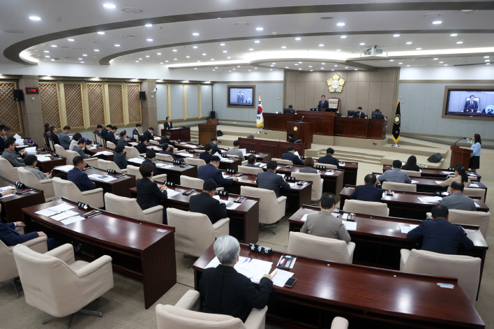 수원특례시의회가 15일 제387회 임시회 제1차 본회의를 열고 11일 간의 의정활동에 돌입했다.
