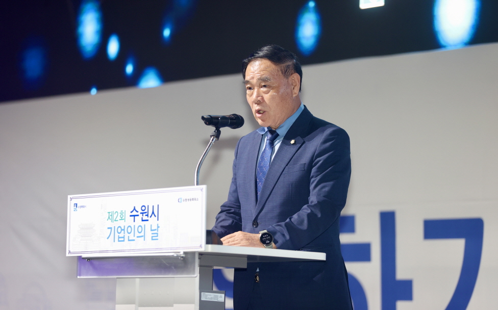 이재식 의장이 제2회 수원시 기업인의 날 행사에 참석해 발언을 하고 있다.