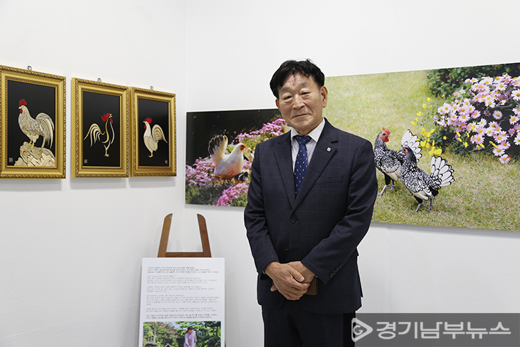 (사)한국사진작가협회 최차열 부이사장. 왼쪽은 맥간공예 오른쪽은 순간을 담은 자연사진