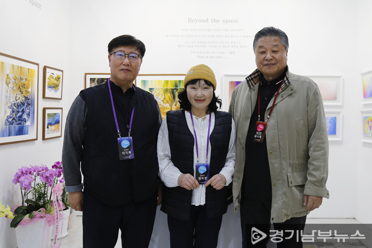 왼쪽부터 (사)한국사진작가협회 정회원인 이기복· 염미영 작가, 김시묵 부이사장이자 경기도지회장