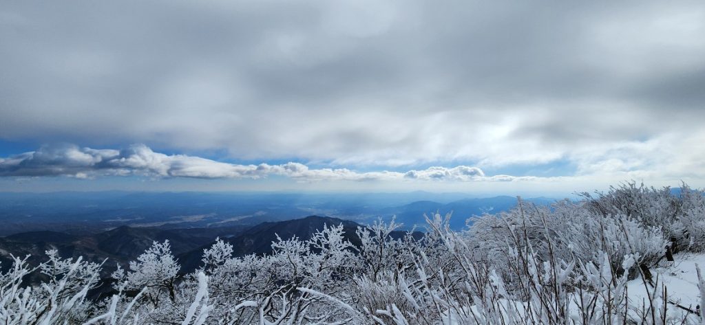 먹구름과 설경이 무척 경이롭습니다. 사진: 배건일, 경기남부뉴스