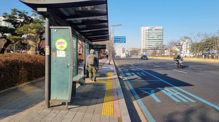 수원시청. 수원일자리센터 정류장