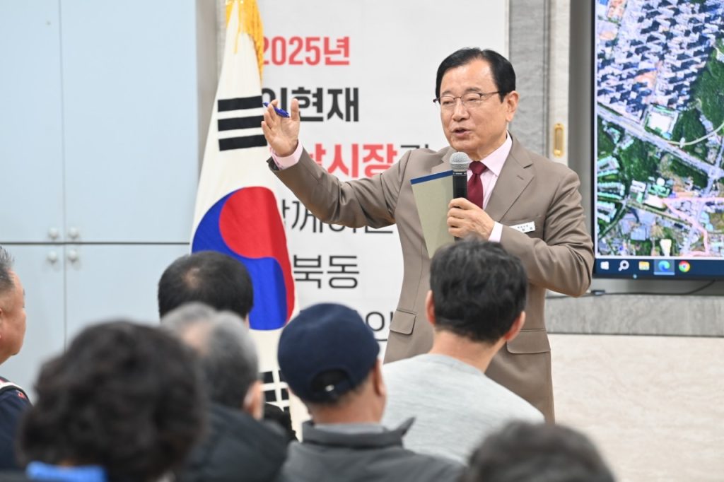 하남시 이현재 시장이 위례동 주민과의 대화에서 위례신사선의 하남 연장을 목표로 송파와 협력해 이를 공동의 이슈로 만들어 나가겠다고 설명하고 있다.