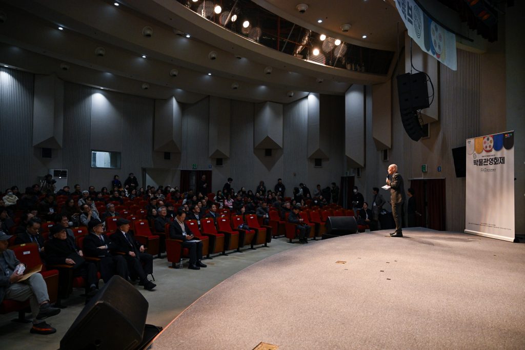 경기도박물관 이동국 관장 박물관영화제 소개 모습