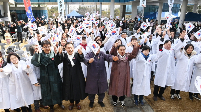 지난 1일 제106주년 3·1절 기념행사에서 이재준 수원시장과 시민들이 만세를 외치고 있다.